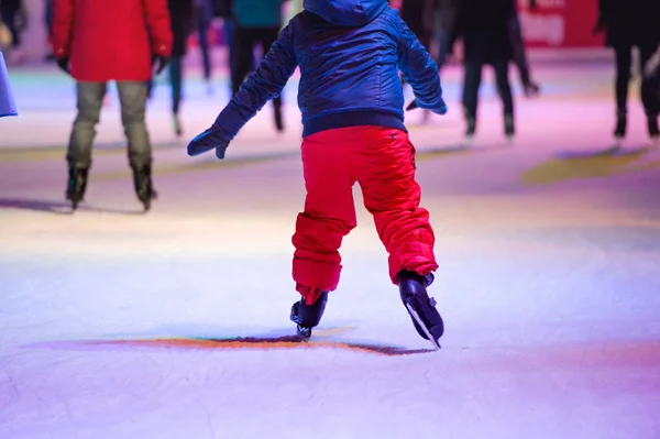 Criança patinação no gelo à noite em Viena — Fotografia de Stock