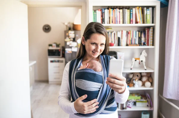 Mama cu fiul luând selfie — Fotografie, imagine de stoc