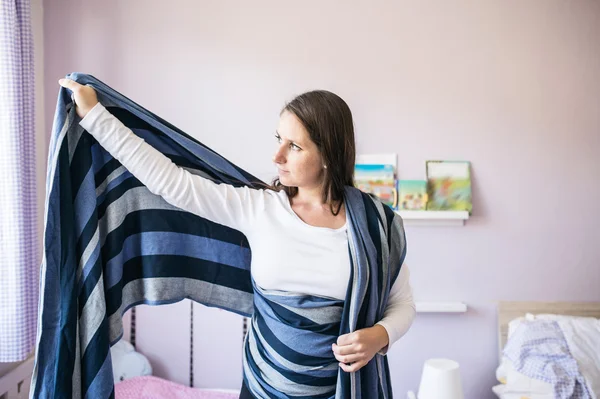 Matka obtékání závěs pro dítě — Stock fotografie