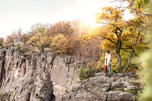 Paar im Herbst Natur in den Bergen — Stockfoto
