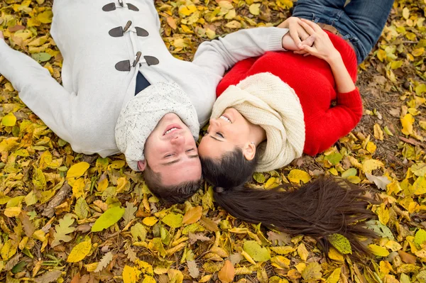 Hermosa pareja en el parque de otoño — Foto de Stock