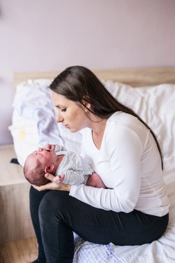 Yeni doğan bebek oğlu ile annesi 