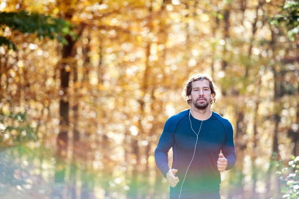 Jonge atleet in de herfst natuur — Stockfoto