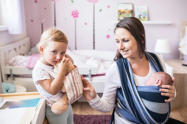 Mama cu fiul, fiica și ursulețul de pluș — Fotografie, imagine de stoc