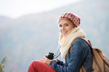 Güzel ve genç birbayan holding dürbün, renkli güneşli sonbahar