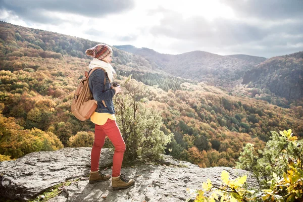 Belle femme avec sac à dos contre coloré ensoleillé avant l'automne — Photo