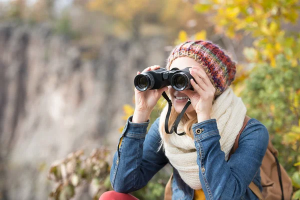 双眼鏡、カラフルな日当たりの良い秋を探している美しい女性 — ストック写真