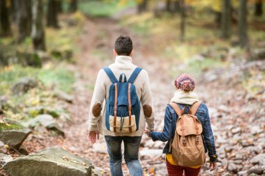Sonbahar ormandaki bir yolda güzel Çift
