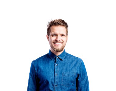 Mavi kot gömlekli hippi, stüdyo fotoğrafı, izole edilmiş.