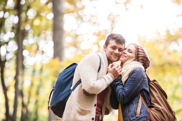 Schönes Paar in herbstlicher Natur gegen bunten Herbstwald — Stockfoto