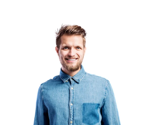 Hipster man in blauw denim shirt, studio shot, geïsoleerd — Stockfoto