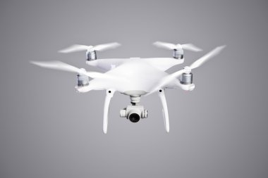 Uçan helikopter drone ile fotoğraf makinesi.  