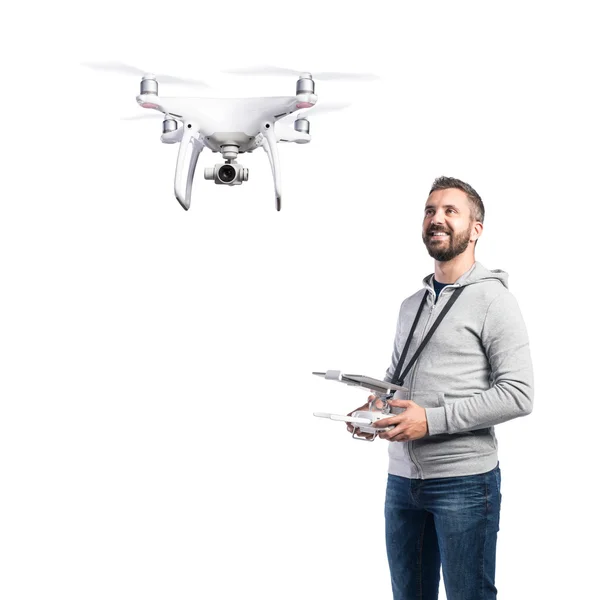 Homme avec drone volant et télécommande — Photo