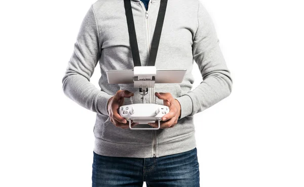 Człowiek z pilotem i drone w ręce — Zdjęcie stockowe