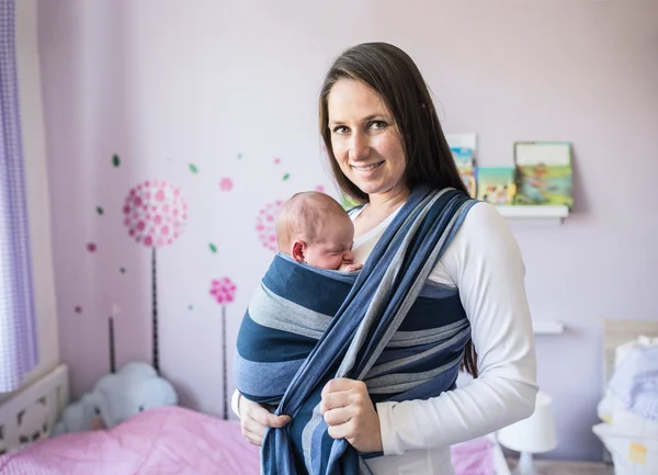 Tanara mama wrapping fiu în sling — Fotografie, imagine de stoc