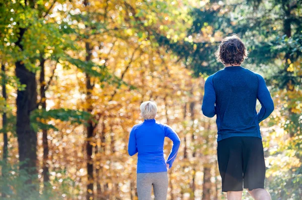 Couple running in autumn nature — Stock Photo, Image