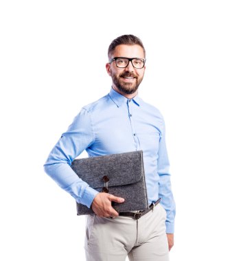 Çantalı mavi tişörtlü hipster adam