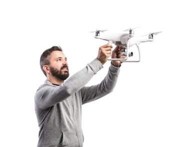 Adam holding drone ile fotoğraf makinesi