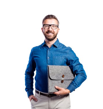 Çantalı mavi tişörtlü hipster adam