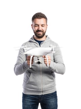 Adam holding drone ile fotoğraf makinesi.  