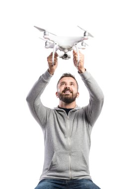 Adam holding drone ile fotoğraf makinesi