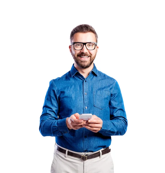 Hipster joven con teléfono inteligente — Foto de Stock