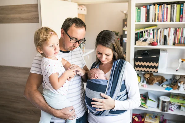 Pais com filhos em funda e carrinho de bebê — Fotografia de Stock