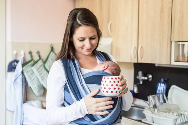 Ung mamma i köket med sin son — Stockfoto