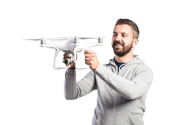 Człowiek gospodarstwa dron z kamerą. — Zdjęcie stockowe