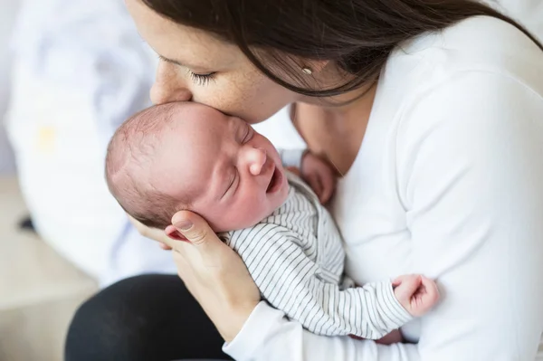 Yeni doğan bebek ile genç anne — Stok fotoğraf