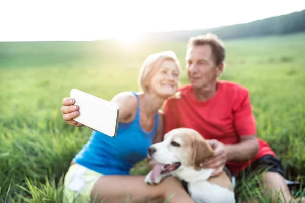 Senior runners with dog resting — Stock Photo, Image