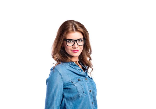 Mujer en camisa de mezclilla y gafas de vista negras, tiro al estudio . — Foto de Stock