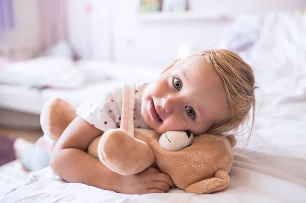 Menina bonito com seu ursinho de pelúcia — Fotografia de Stock