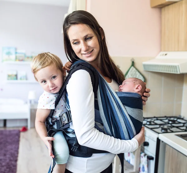 Matka z dziećmi na procy i baby carrier — Zdjęcie stockowe