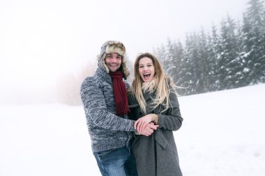 Kış doğada aşık genç Çift