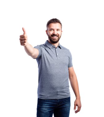 Başparmak göstermek yukarıya içinde hipster adam