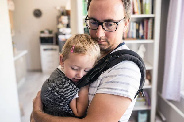 Padre con su hija en portabebés — Foto de Stock