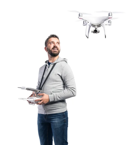 Homme avec drone volant et télécommande — Photo