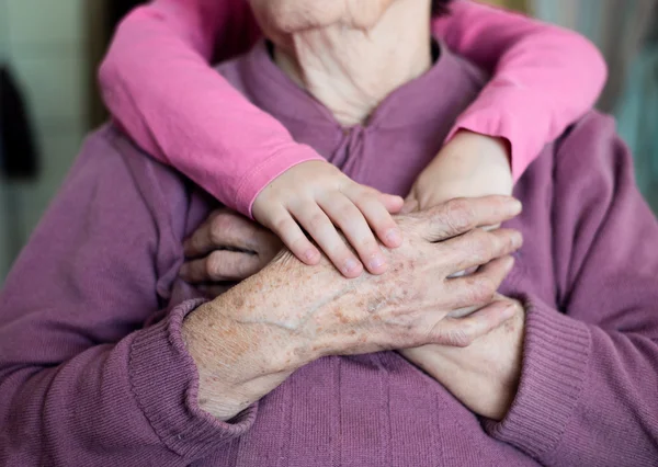 Внучка держит бабушку за руки — стоковое фото