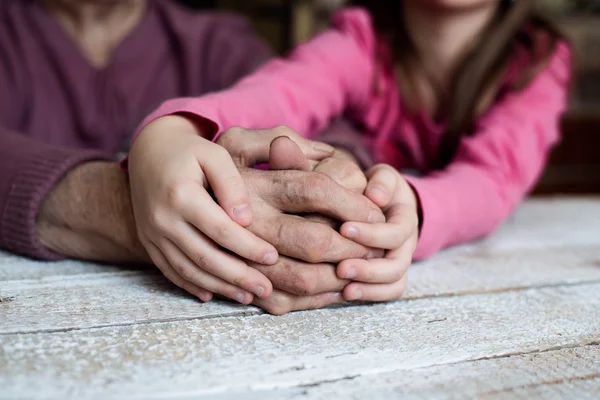 Handen van de kleindochter en haar oma — Stockfoto