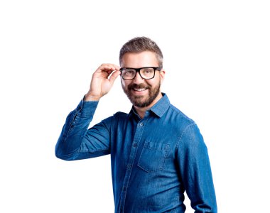 Hipster adam mavi kot gömlek 