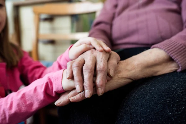 Handen van de kleindochter en haar oma — Stockfoto