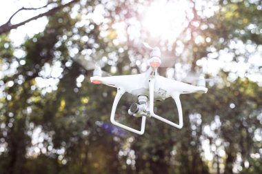 Uçan helikopter drone ile fotoğraf makinesi. 