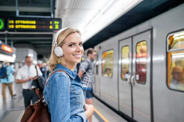 Junge Frau wartet am U-Bahnsteig — Stockfoto