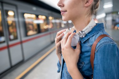 yeraltı platformu, genç kadın bekliyor