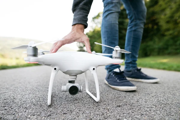 Człowiek z drone w przyrodzie — Zdjęcie stockowe