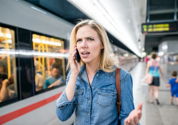 Woman calling at underground platform — Stock Photo, Image