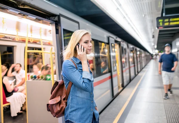 Kobieta, zawijających do metra platformy — Zdjęcie stockowe