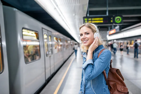Jonge vrouw op metro platform — Stockfoto