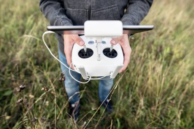 Uçağı uzaktan kumanda ile adam. 